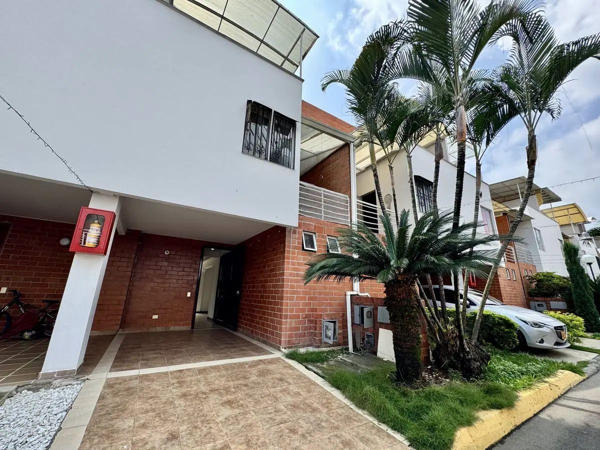 Casa de tres niveles en valle del lili